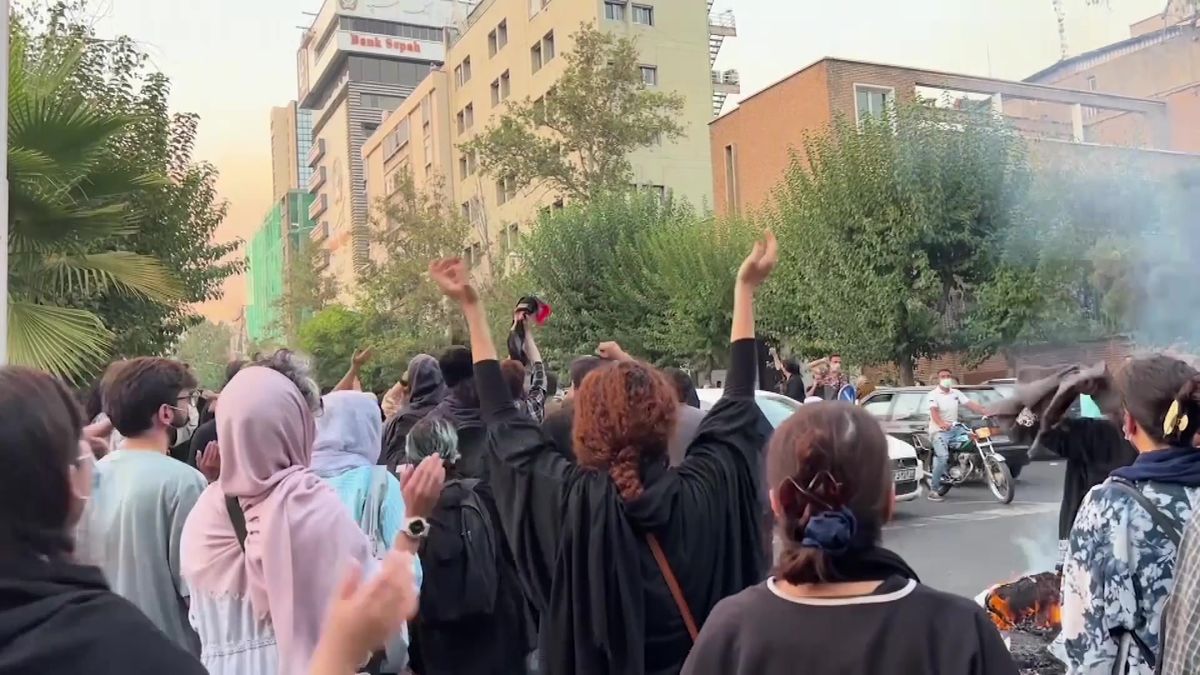 „Smrt diktátorovi.“ Íránské nepokoje se šíří i do konzervativních bašt